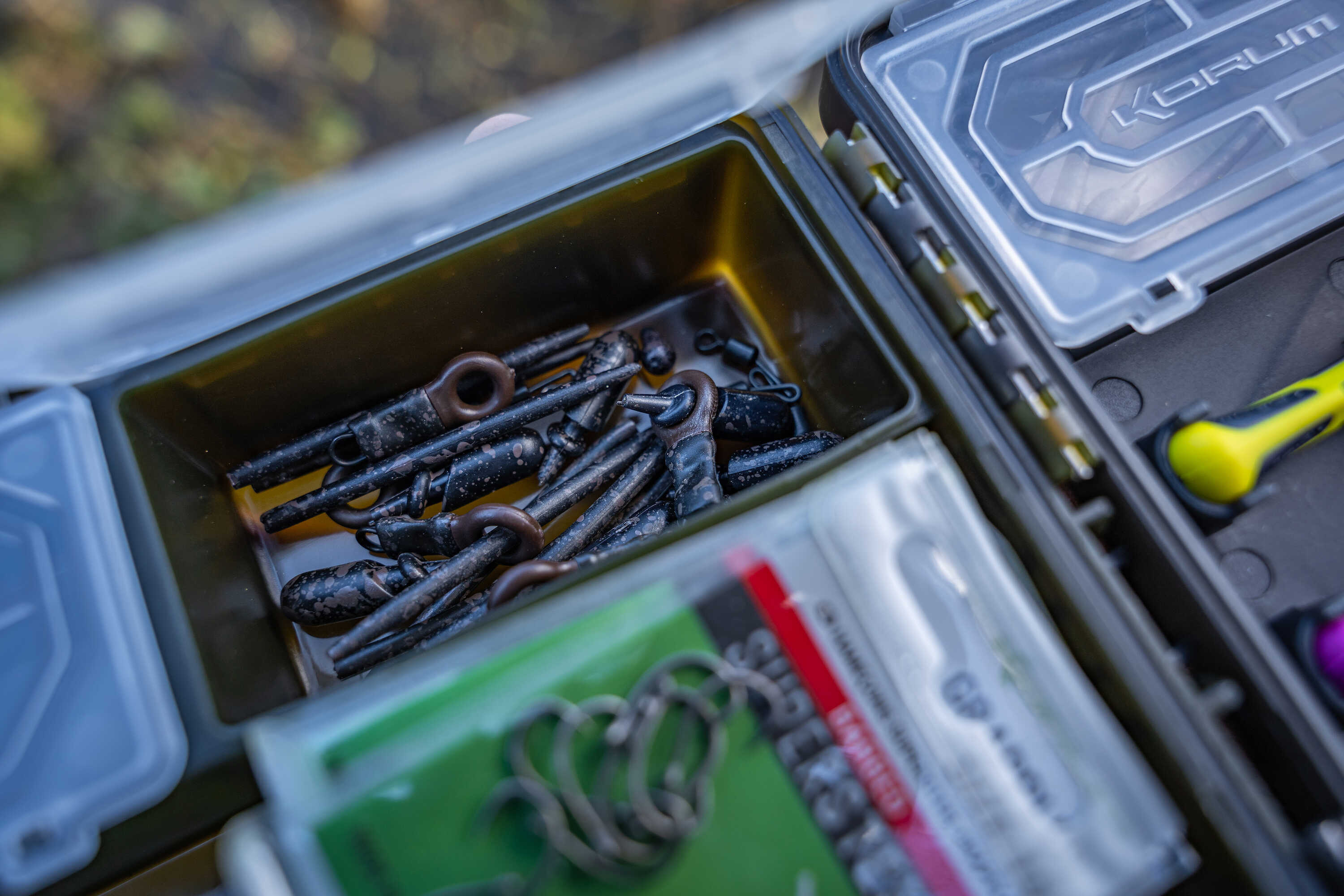 Korum Slim Blox Loaded Tacklebox (Incl. 6 Baiting Tools!)