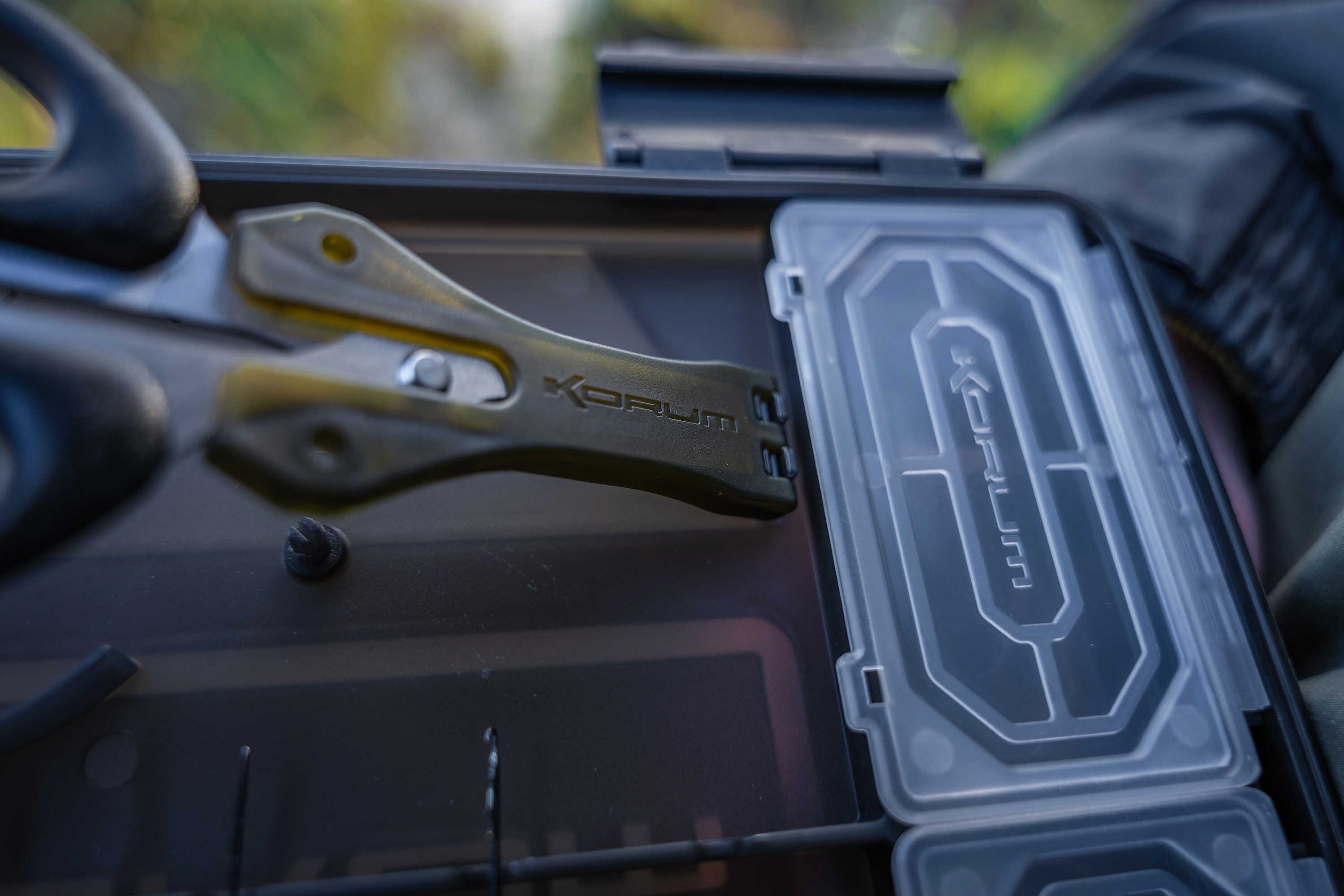 Korum Slim Blox Loaded Tacklebox (Incl. 6 Baiting Tools!)