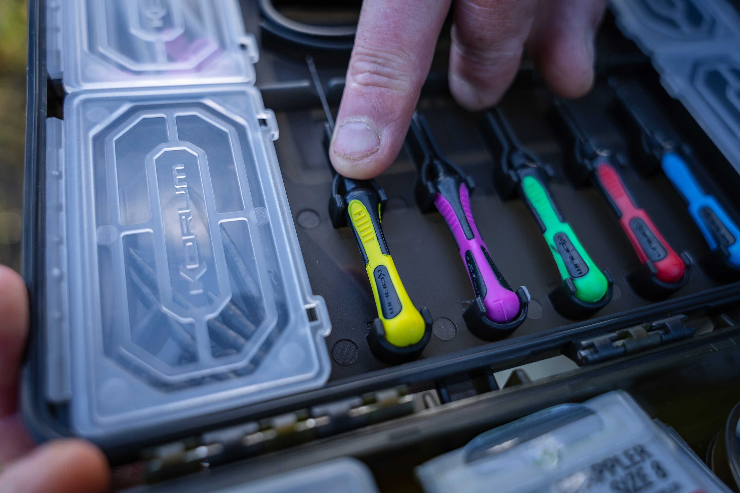 Korum Slim Blox Loaded Tacklebox (Incl. 6 Baiting Tools!)