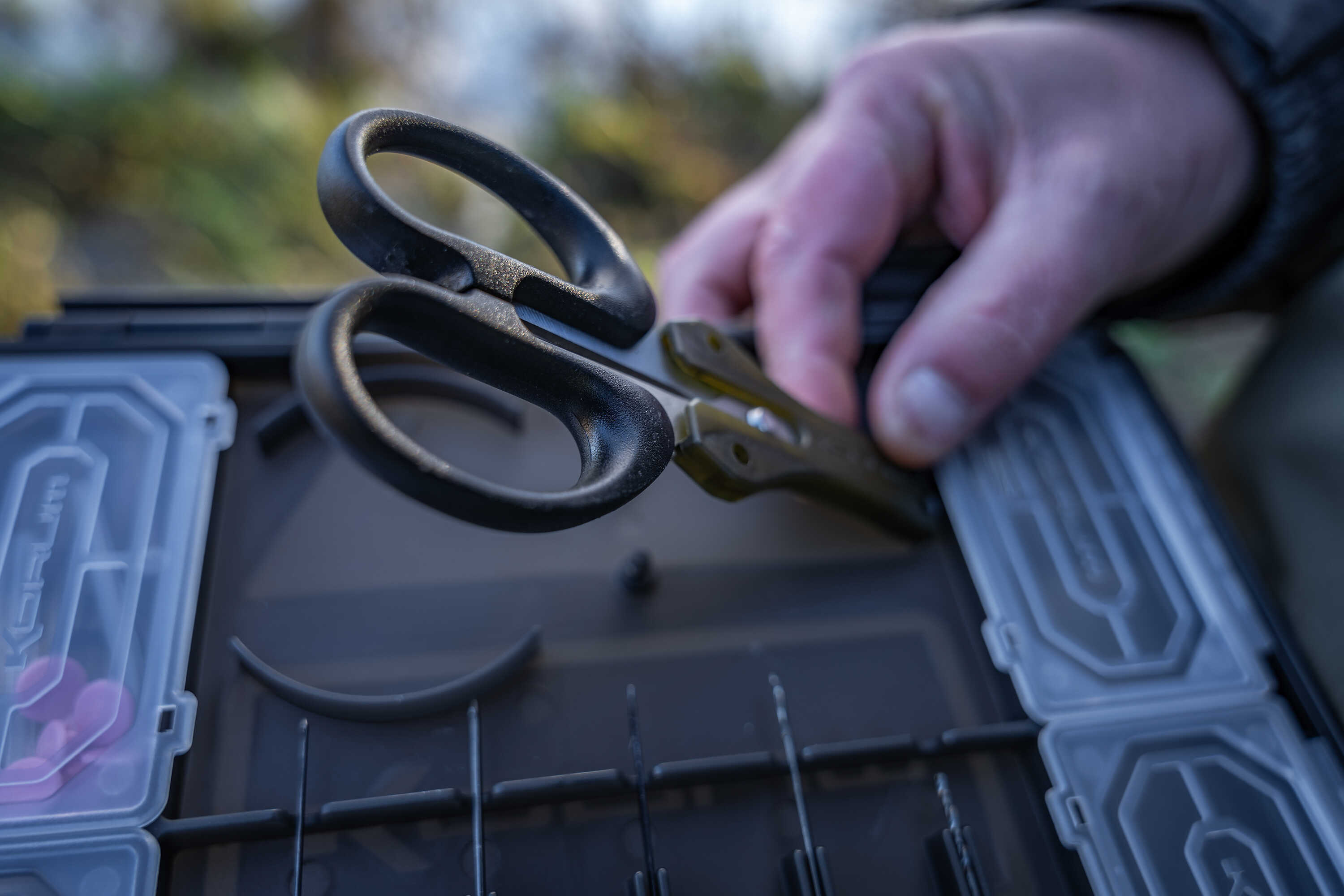 Korum Slim Blox Loaded Tacklebox (Incl. 6 Baiting Tools!)