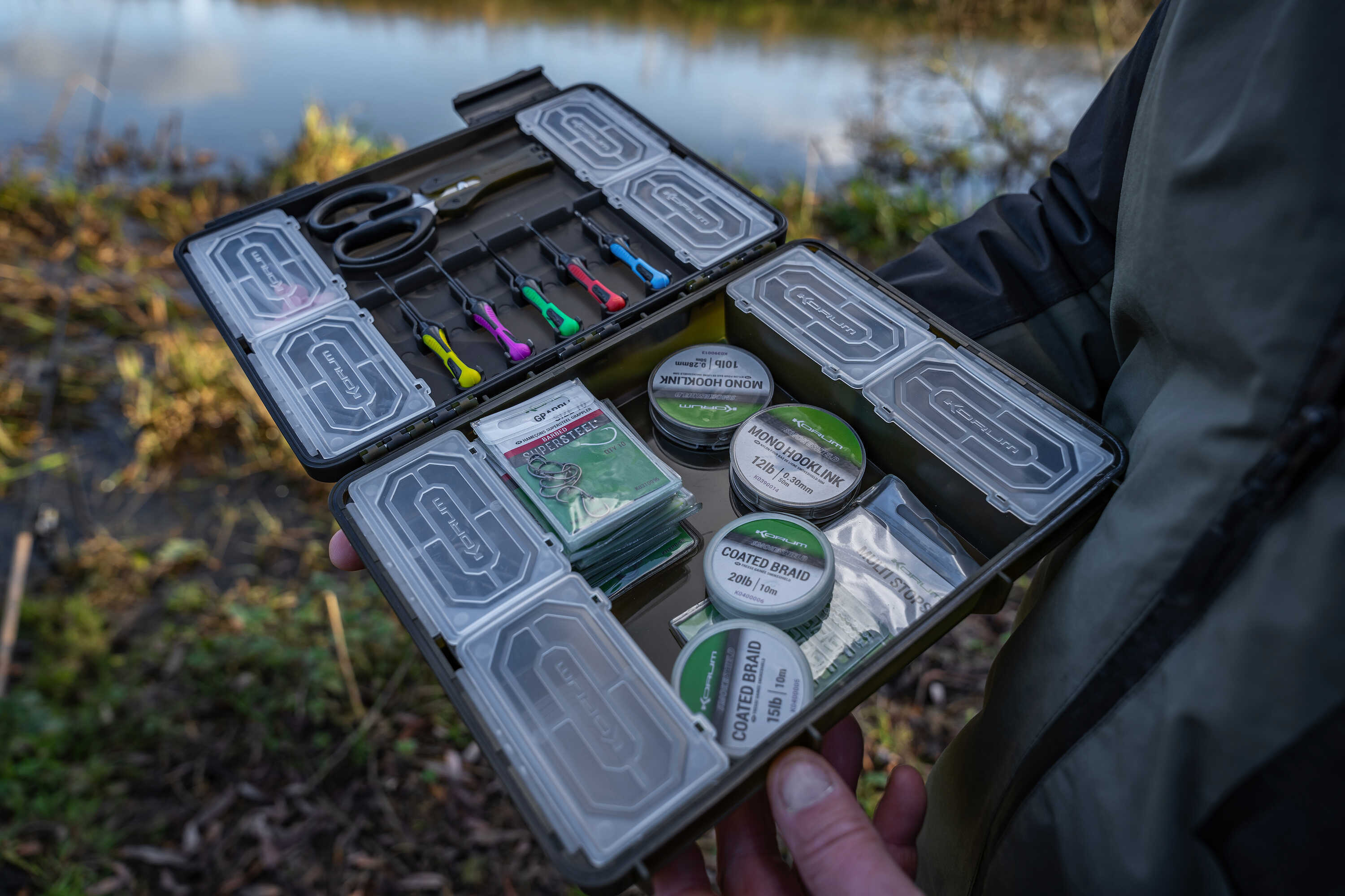 Korum Slim Blox Loaded Tacklebox (Incl. 6 Baiting Tools!)