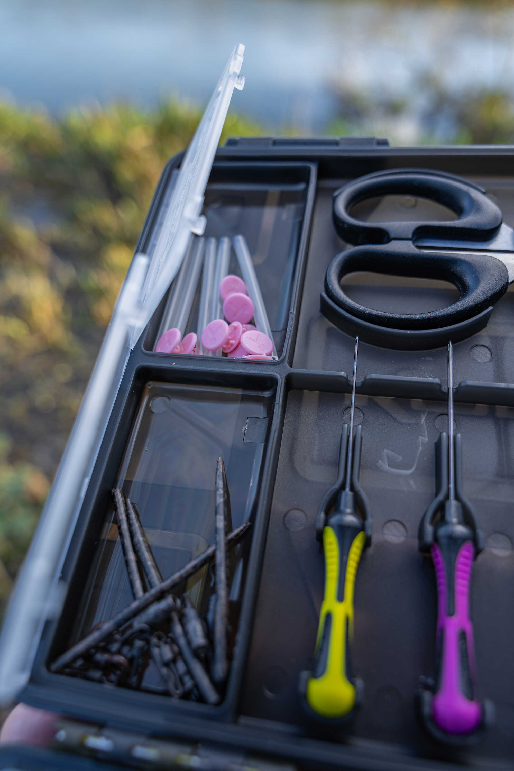 Korum Slim Blox Loaded Tacklebox (Incl. 6 Baiting Tools!)